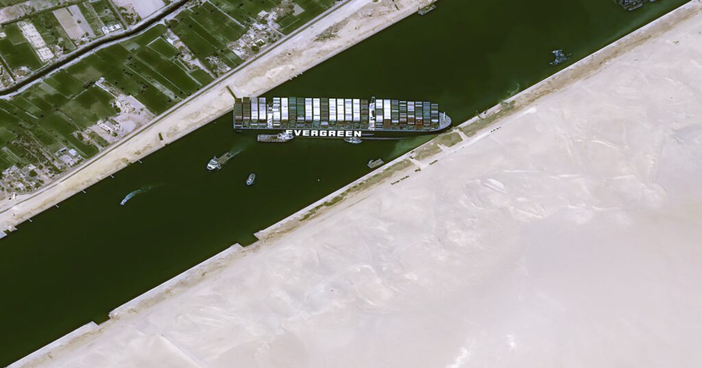 سفينة تجارية ضخمة تُغلق قناة السويس