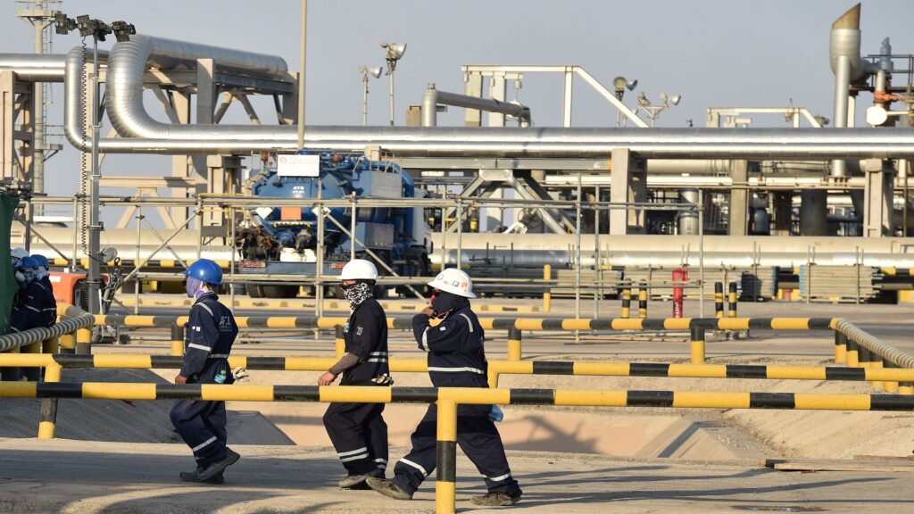 عمال في شركة أرامكو السعودية