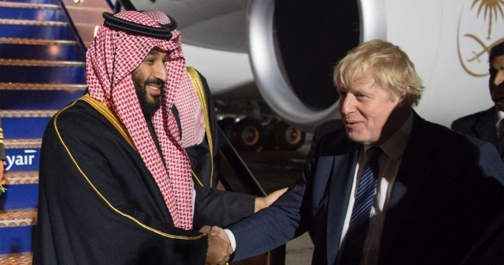 بوريس جونسون (يمين) ومحمد بن سلمان