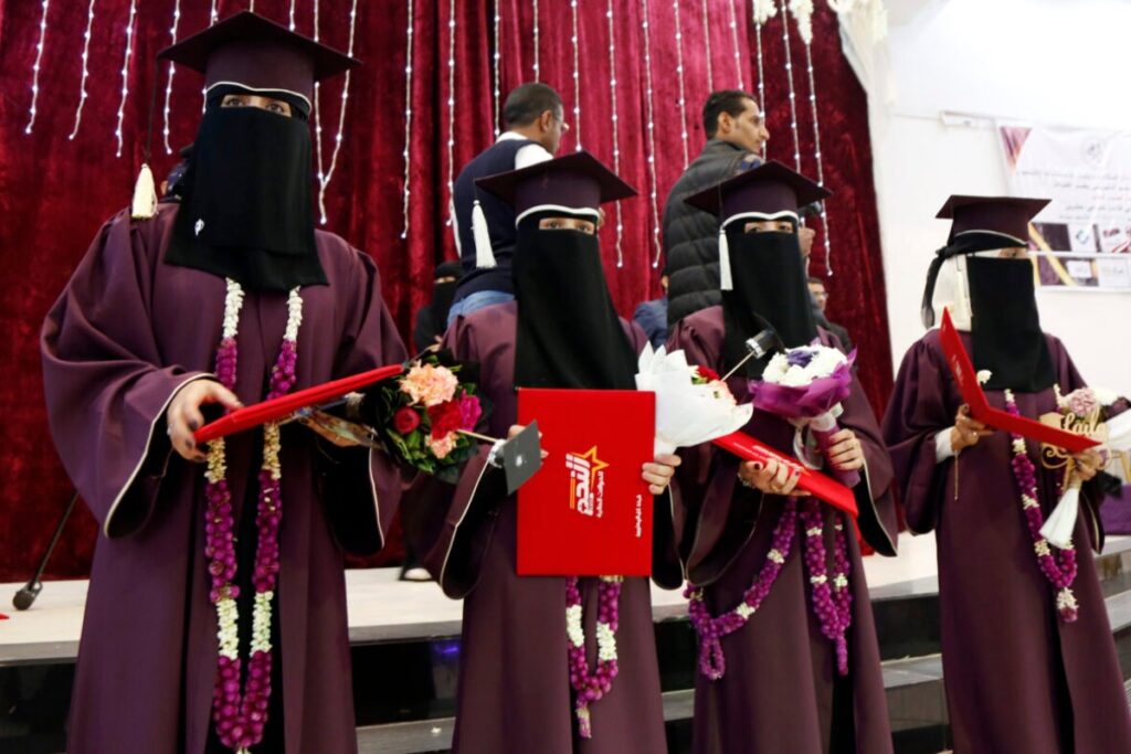 طالبات جامعات يمنيات يحتفلن بتخرجهن في صنعاء