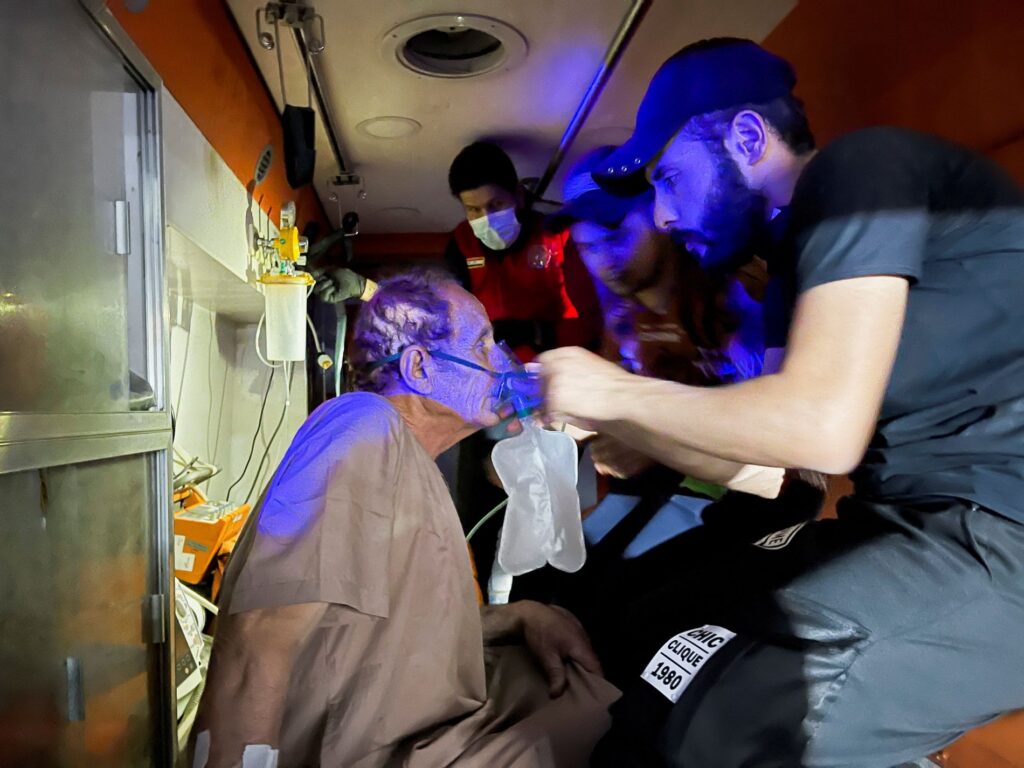 مُسن ناجٍ من الحريق