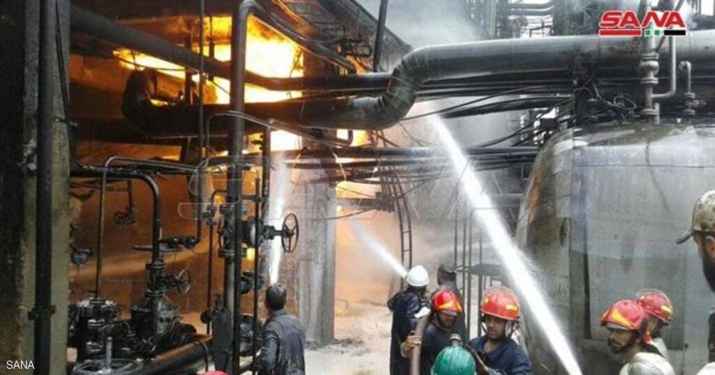 أعمال إخماد حريق كبير في مصفاة نفط بمدينة حمص السورية