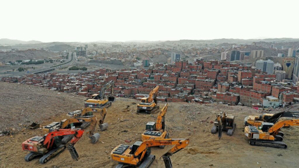 آليات تابعة لشركة بن لادن