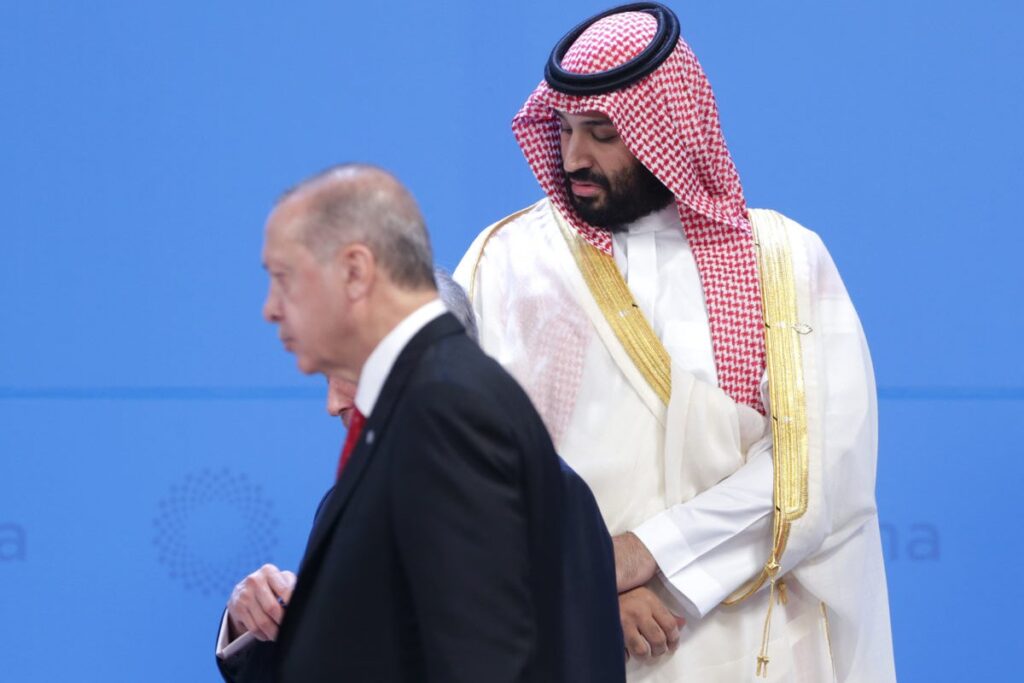 الرئيس التركي رجب طيب أردوغان وولي العهد السعودي محمد بن سلمان خلال قمة عالمية