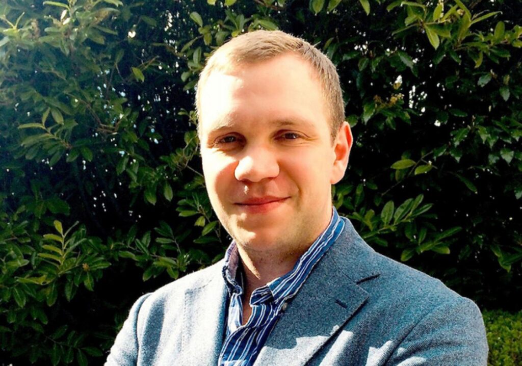 سُجن هيدجز في الإمارات بتهمة التجسس وتم العفو عنه بعد ضغوط من الحكومة البريطانية