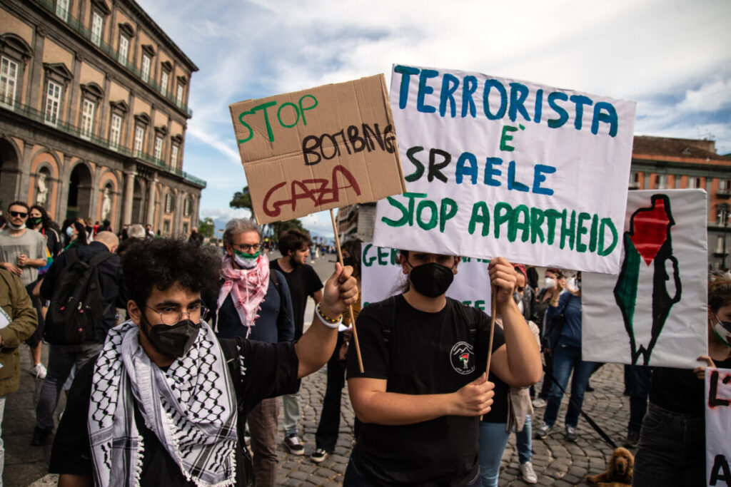 أشخاص يشاركون في مظاهرة تضامن مع الشعب الفلسطيني في 15 مايو 2021 في نابولي بإيطاليا