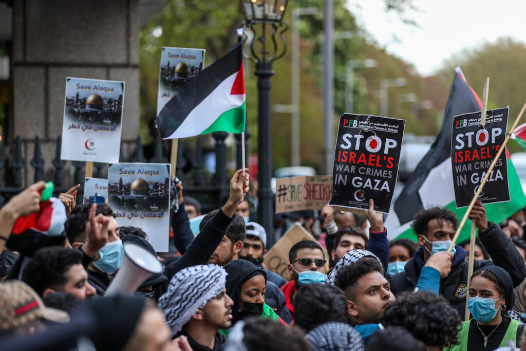 مشاركون في احتجاج من أجل القدس خارج السفارة الإسرائيلية في لندنحدة