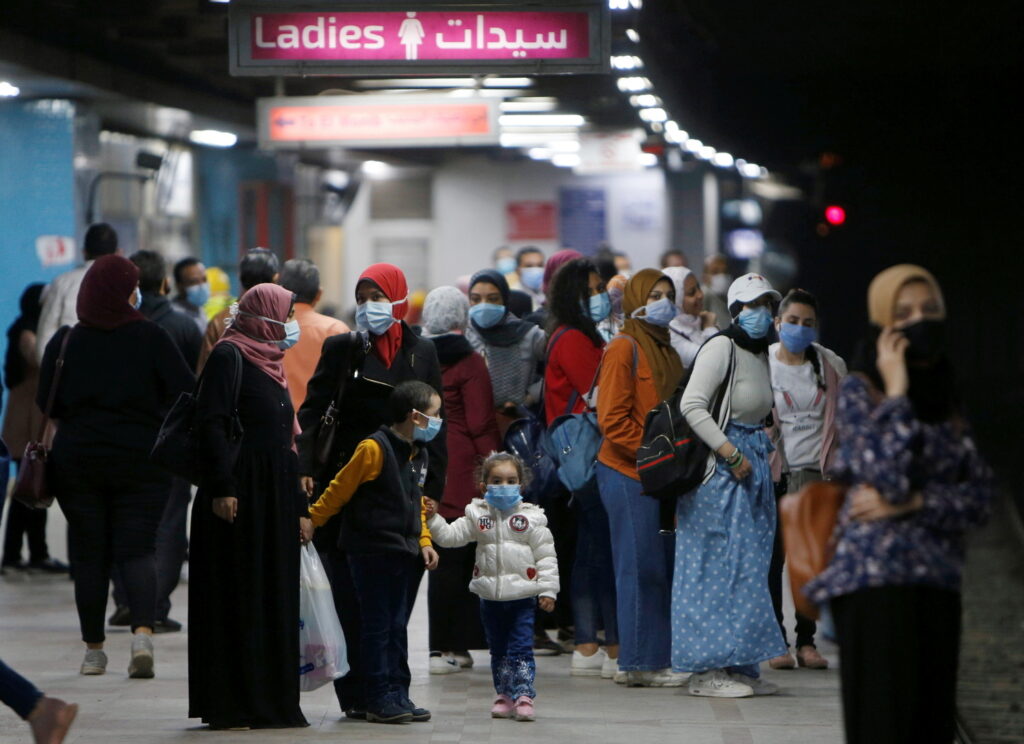 مواطنون يرتدون أقنعة للحد من تفشي كورونا في مصر