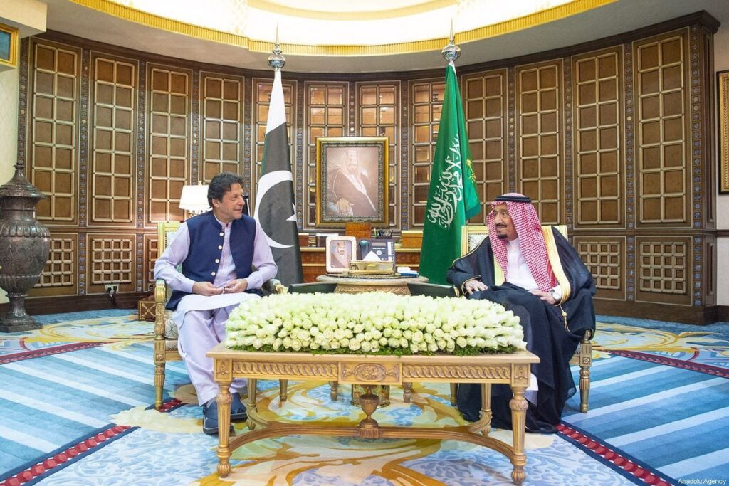 رئيس الوزراء الباكستاني عمران خان (إلى اليسار) يلتقي بالعاهل السعودي الملك سلمان بن عبد العزيز آل سعود