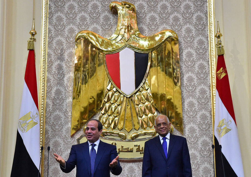 رئيس مجلس النواب المصري إلى جانب الرئيس المصري