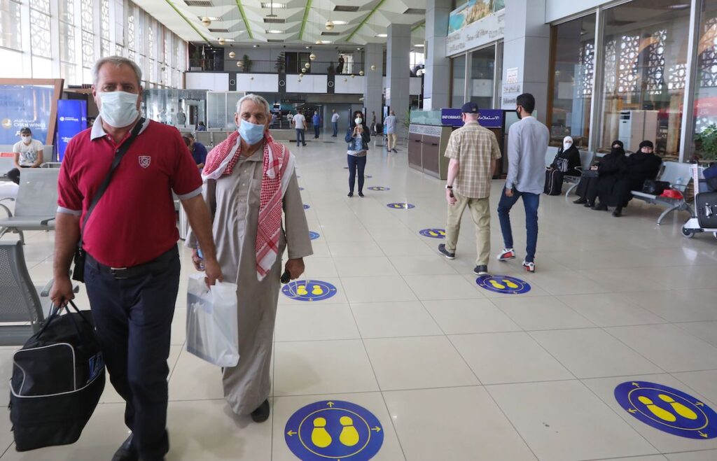 الإمارات تستأنف رحلاتها إلى سوريا ركاب في مطار دمشق الدولي في العاصمة السورية