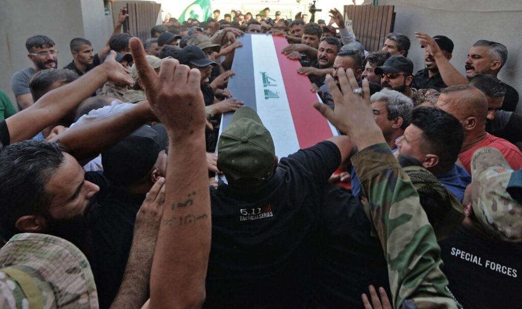 عراقيون يشاركون في تشييع جنازة مقاتل من الحشد الشعبي قتل خلال الضربات الجوية الأمريكية على الحدود السورية العراقية