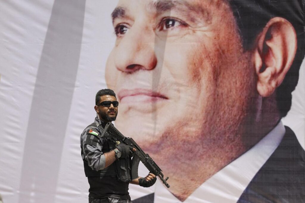 عنصر أمن فلسطيني يؤمّن زيارة الوفد المصري إلى غزة