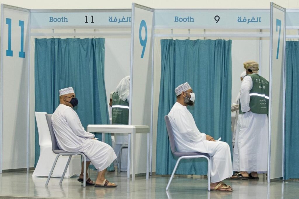 عُمانيون ينتظرون تلقي لقاح كورونا