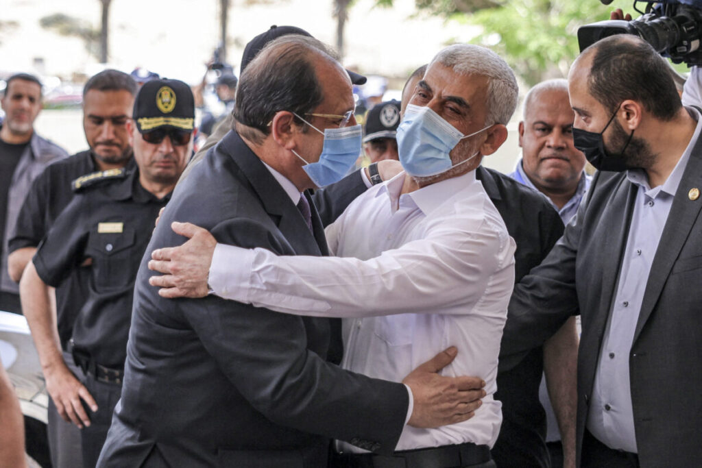 لقاء رئيس المخابرات المصرية عباس كامل مع رئيس حركة حماس في غزة يحيى السنوار