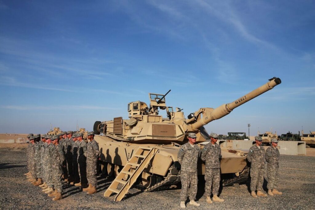 القوات الأمريكية تقف بجانب دبابة أبرامز