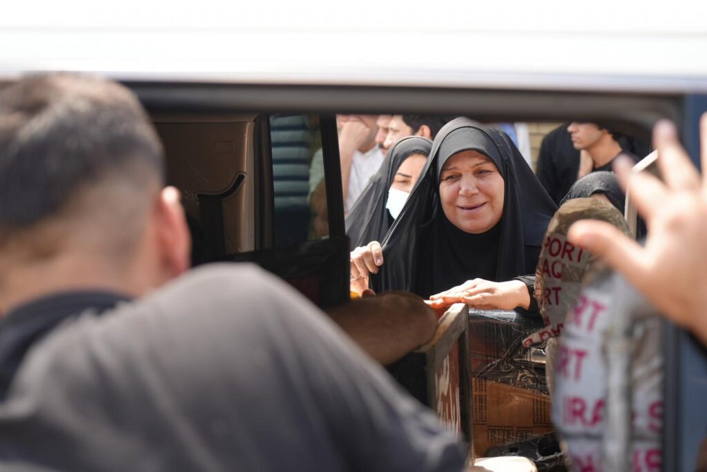 الناشطة فاطمة البهادلي أثناء وداع ابنها كريم