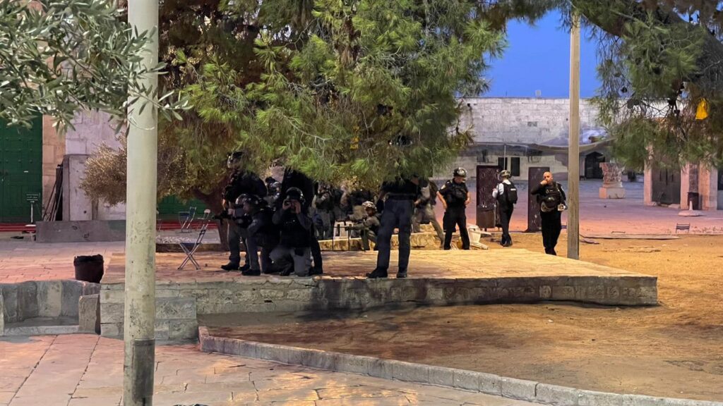 الاحتلال يعتدي على المصلين بالأقصى.. وأكثر من ألف مستوطن يقتحمونه جانب من اقتحام قوات الاحتلال المسجد الأقصى