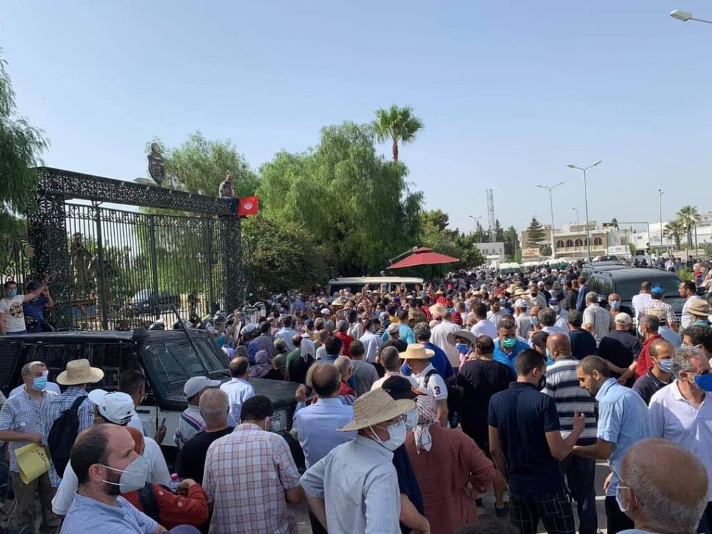 تظاهرات غاضبة أمام مقر “النواب” التونسي رفضًا لـ”الانقلاب” جانب من الاعتصام أمام مجلس النواب التونسي