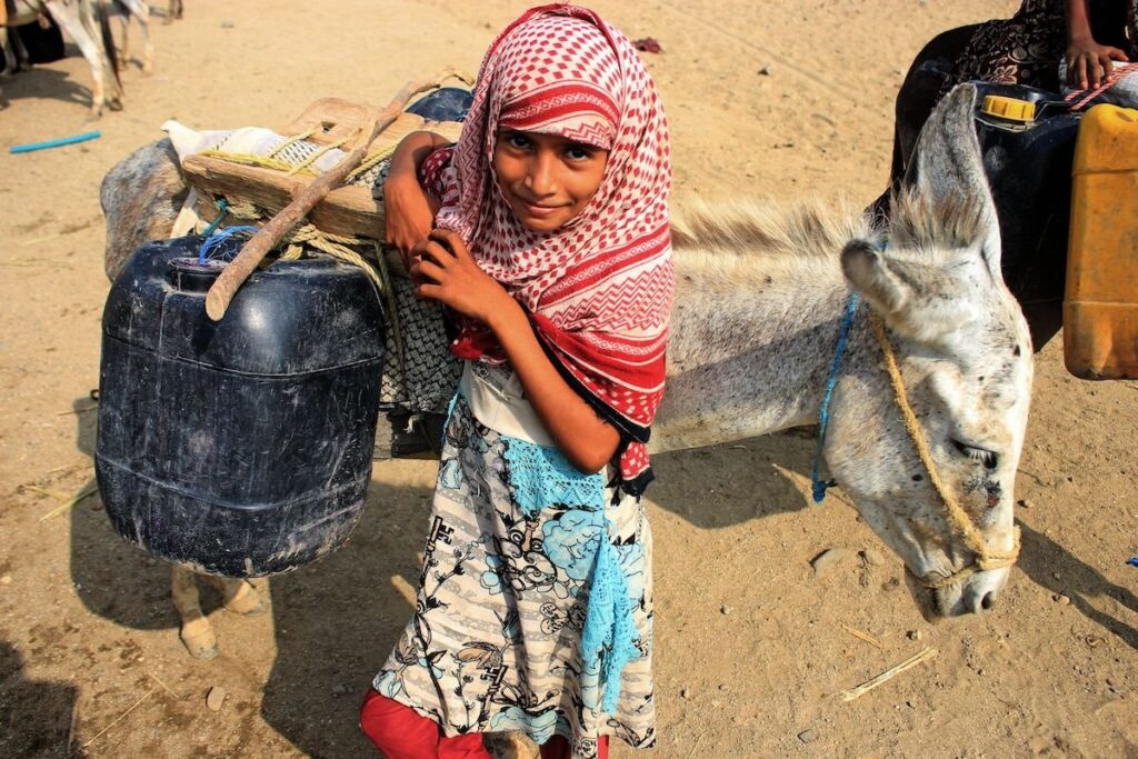 طفلة يمنية تبحث عن المياه