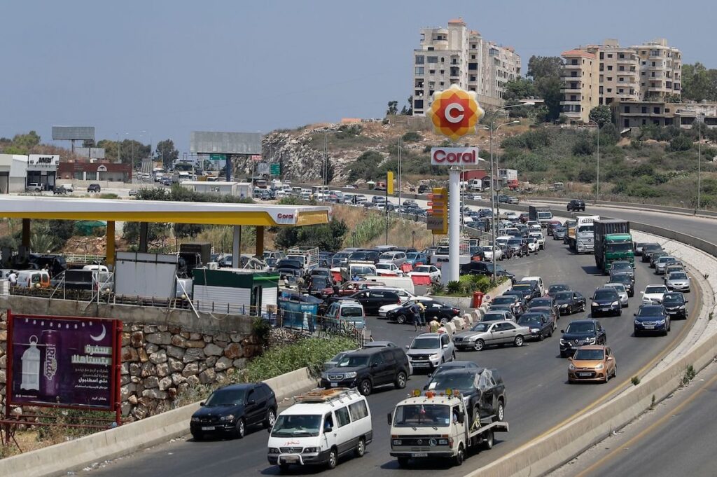 طوابير من السيارات على محطة وقود في بيروت