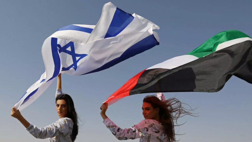 عارضتا أزياء إماراتية وإسرائيلية تحمل كل منهما علم بلادها كجزء من الترويج للتطبيع
