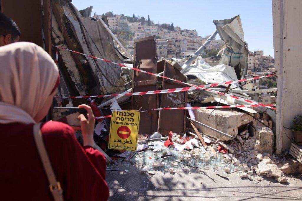 قوات الاحتلال تهدم منزلًا فلسطينيًا في حي البستان بالقدس