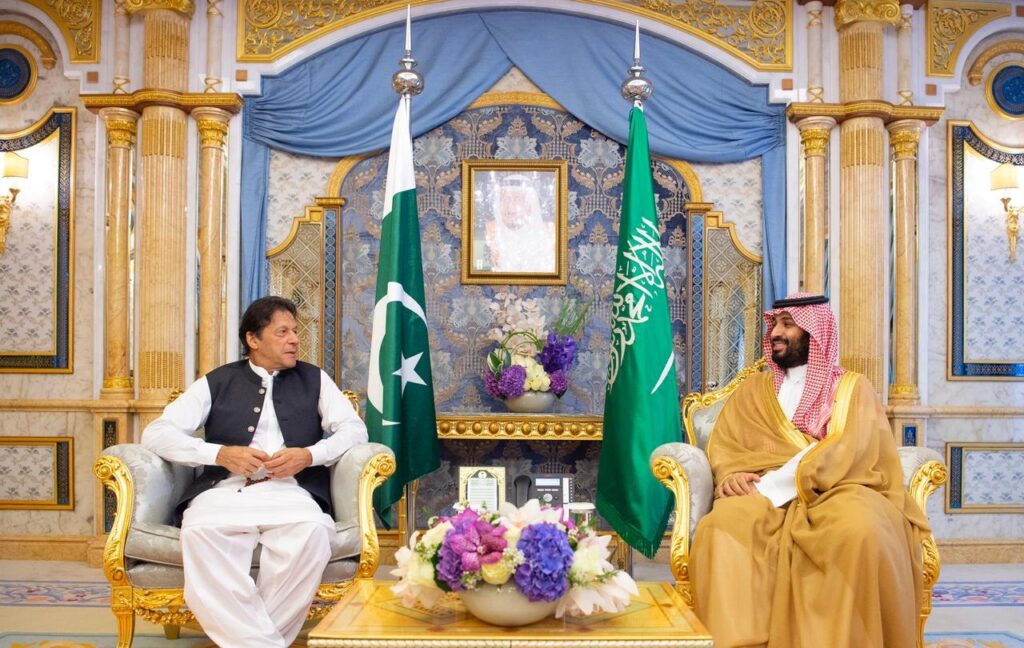 محمد بن سلمان (يمين) عمران خان