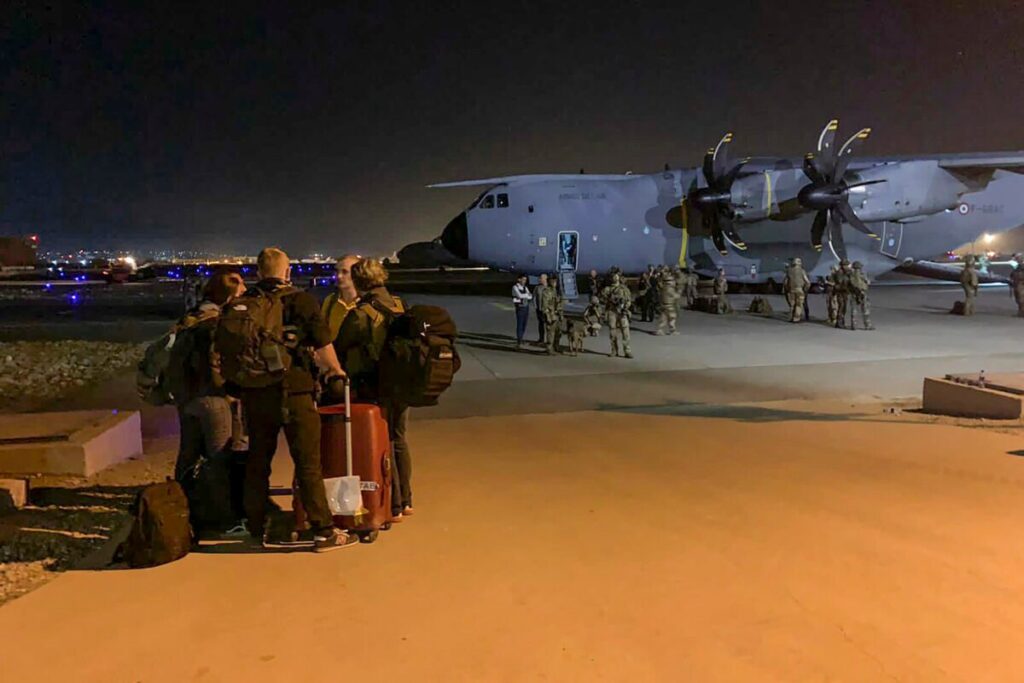 أشخاص ينتظرون السفر في مطار كابول