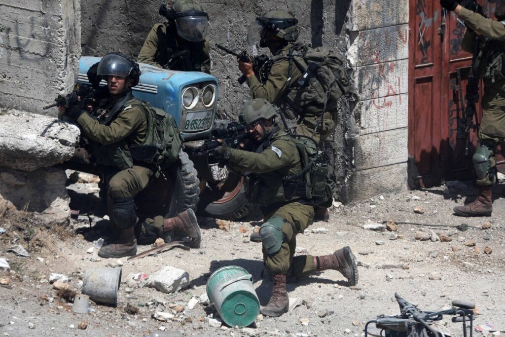 جنود جيش الاحتلال يطلقون الرصاص على فلسطينيين في الضفة