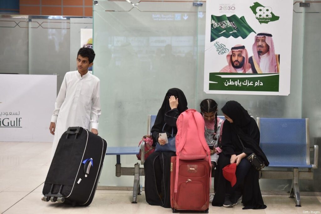 ركاب يمنيون ينتظرون رحلتهم في مطار أبها في المملكة العربية السعودية