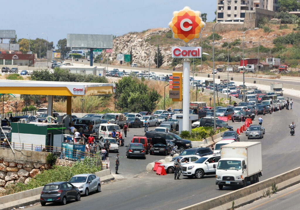 طوابير طويلة على محطات الوقود في لبنان