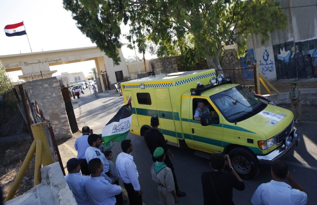 قافلة أميال من الابتسامات 3 تدخل إلى غزة عبر معبر رفح المصري