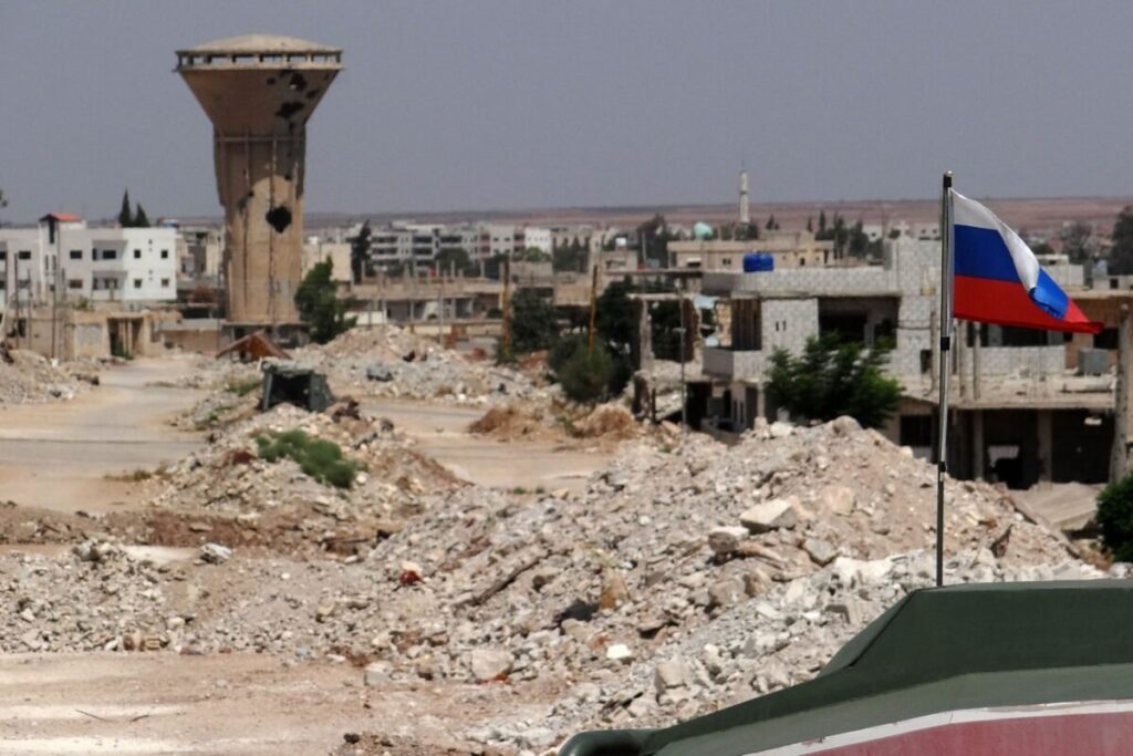 علم روسيا على مركبة عسكرية روسية في درعا البلد