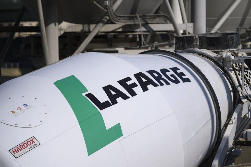 منظر لمصنع أسمنت لافارج في باريس