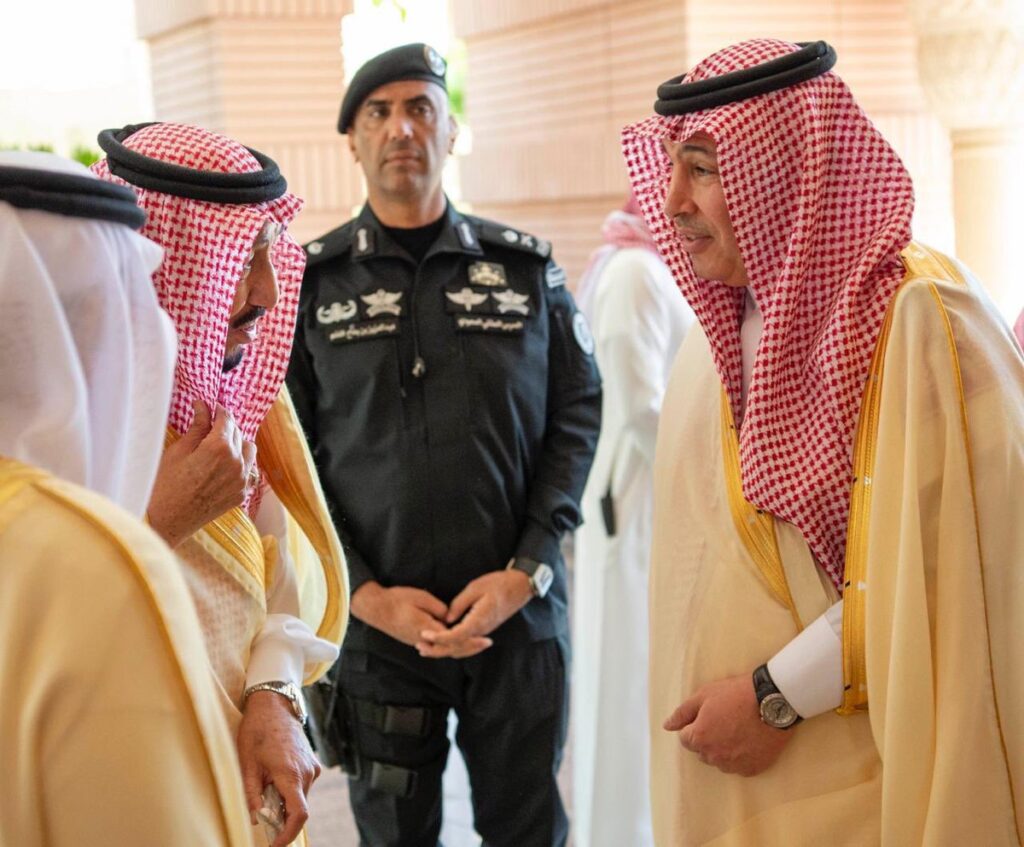 ناصر النفيسي (يمين) رئيس الشؤون الخاصة بالملك سلمان