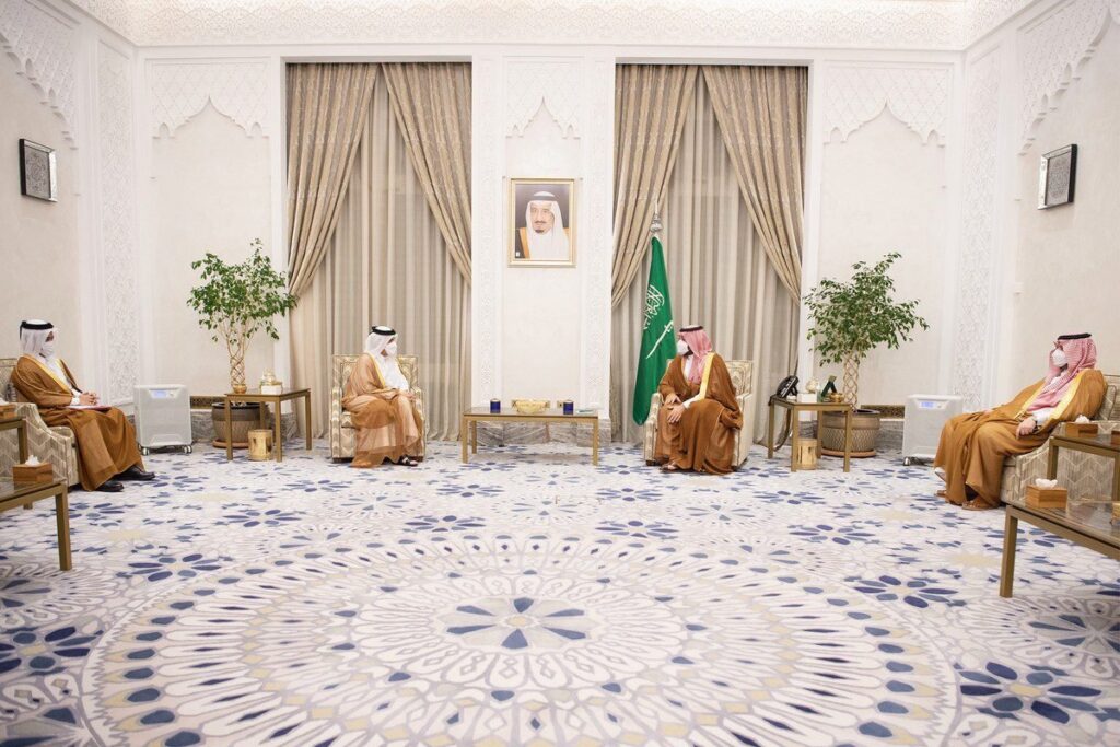 ولي العهد السعودي (الثاني إلى اليمين) يلتقي بوزير الخارجية القطري (ثاني يسار) في الرياض