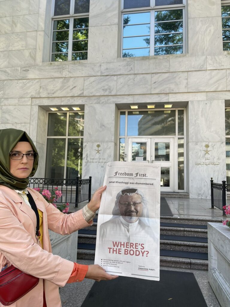 حمل الصفحة الأخيرة من واشنطن بوست أمام السفارة السعودية في واشنطن