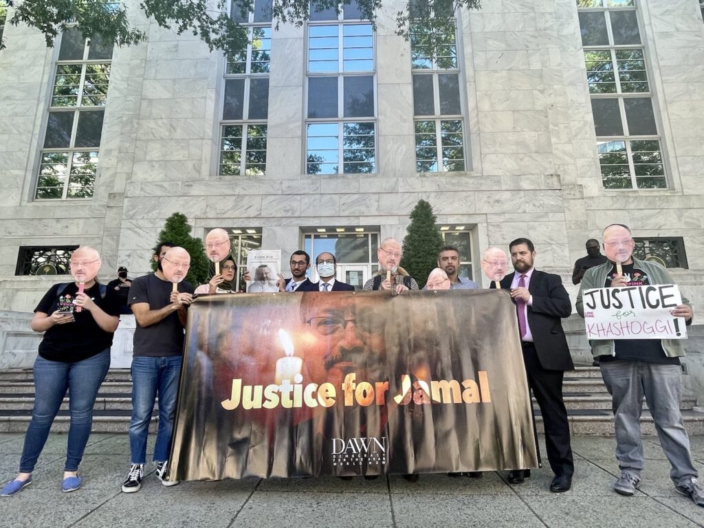 نشطاء يطالبون بالعدالة لخاشقجي أمام السفارة السعودية في واشنطن