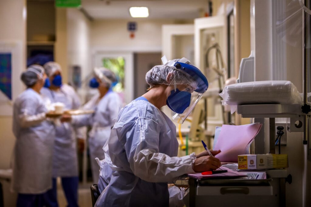 الطواقم الطبية تكافح للحد من تفشي كورونا