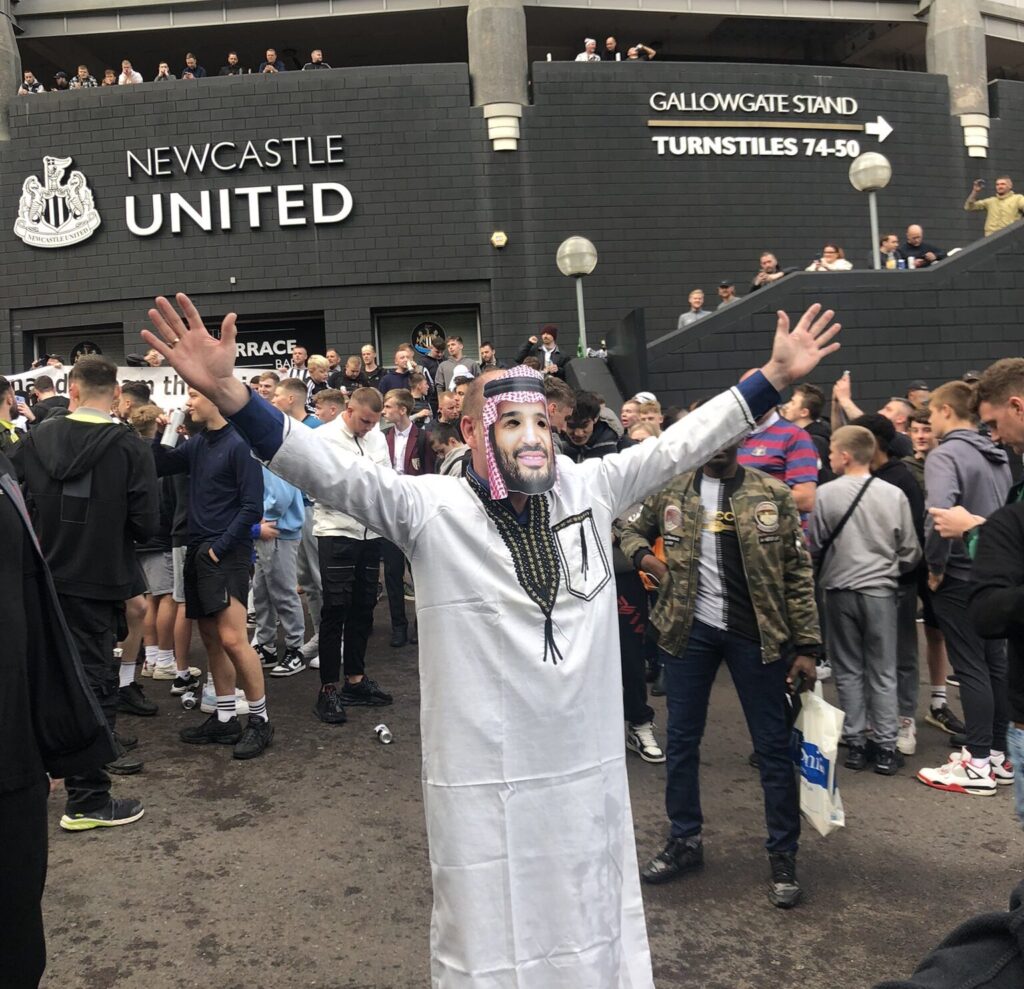 مشجع يرتدي قناع محمد بن سلمان أمام نادي نيوكاسل