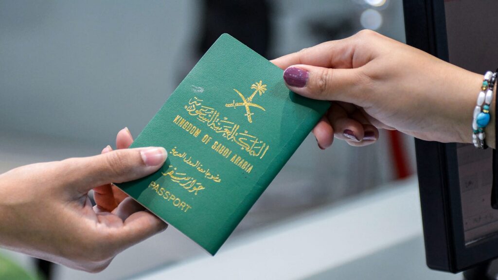 قرار منح الجنسية السعودية يُثير الجدل