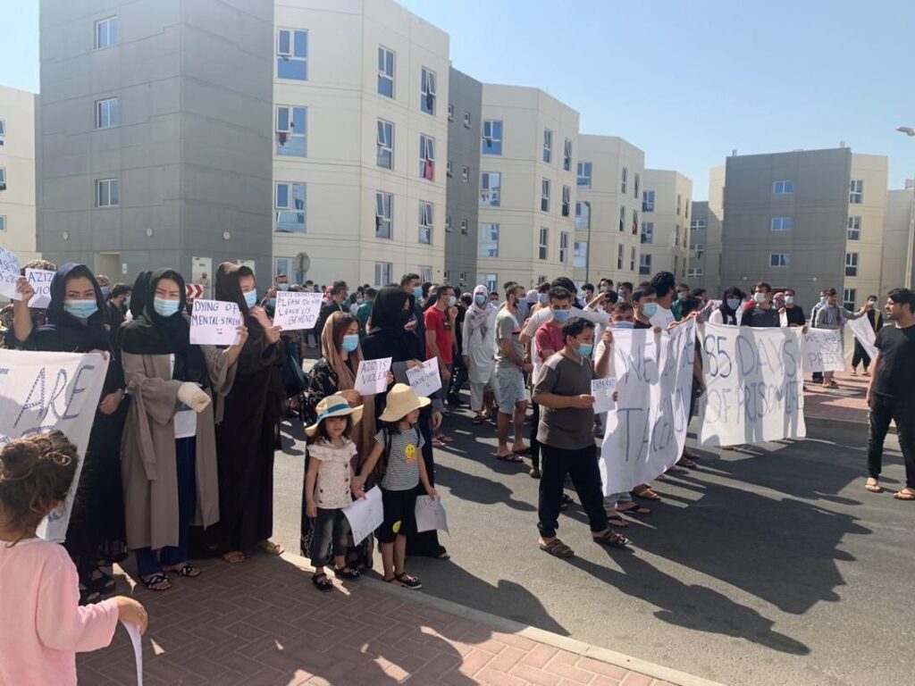 آلاف الأفغان الذين نُقلوا جوًا يعيشون في طي النسيان ويعدّون الأيام في الإمارات