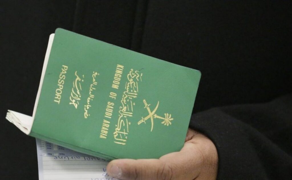 باحث مختص ينتقد منح الجنسية السعودية لـ”موهوبين”.. ومواطنين محرومين منها باحث مختص ينتقد منح الجنسية السعودية لـ"موهوبين"..