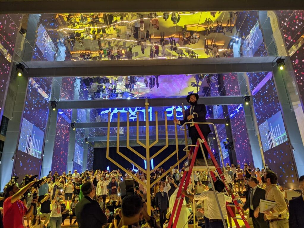 إيقاد شموع الأعياد اليهودية في دبي يثير عاصفة من الغضب بين المغرّدين