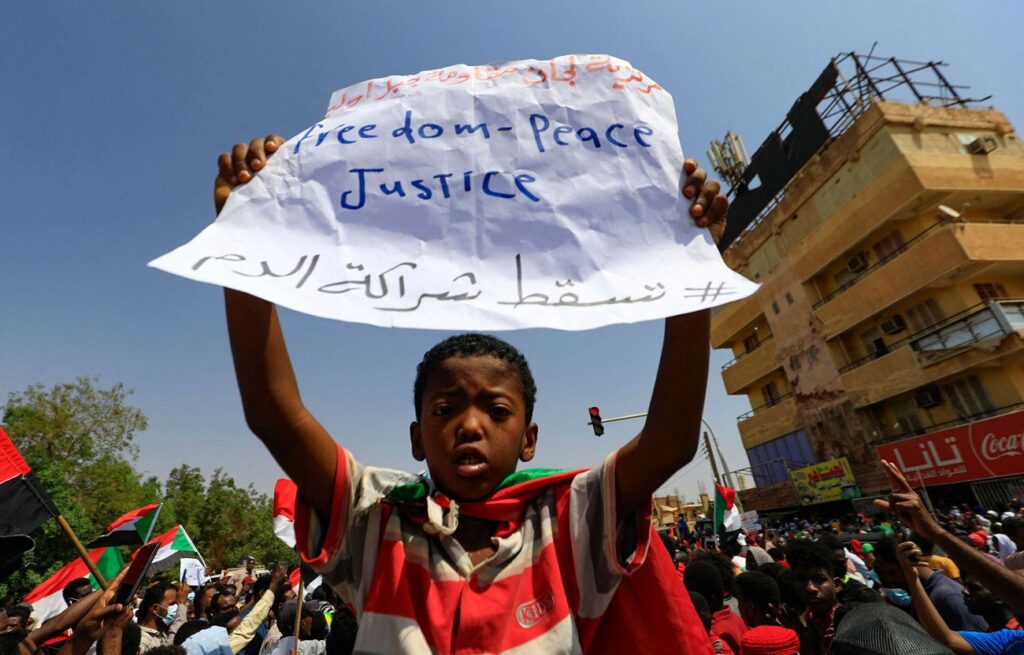 نشطاء السودان يعلنون إضرابات ويرفضون تقاسم السلطة مع الجيش