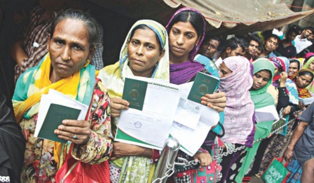 العاملات البنغاليات يعدن من السعودية في "نعوش"