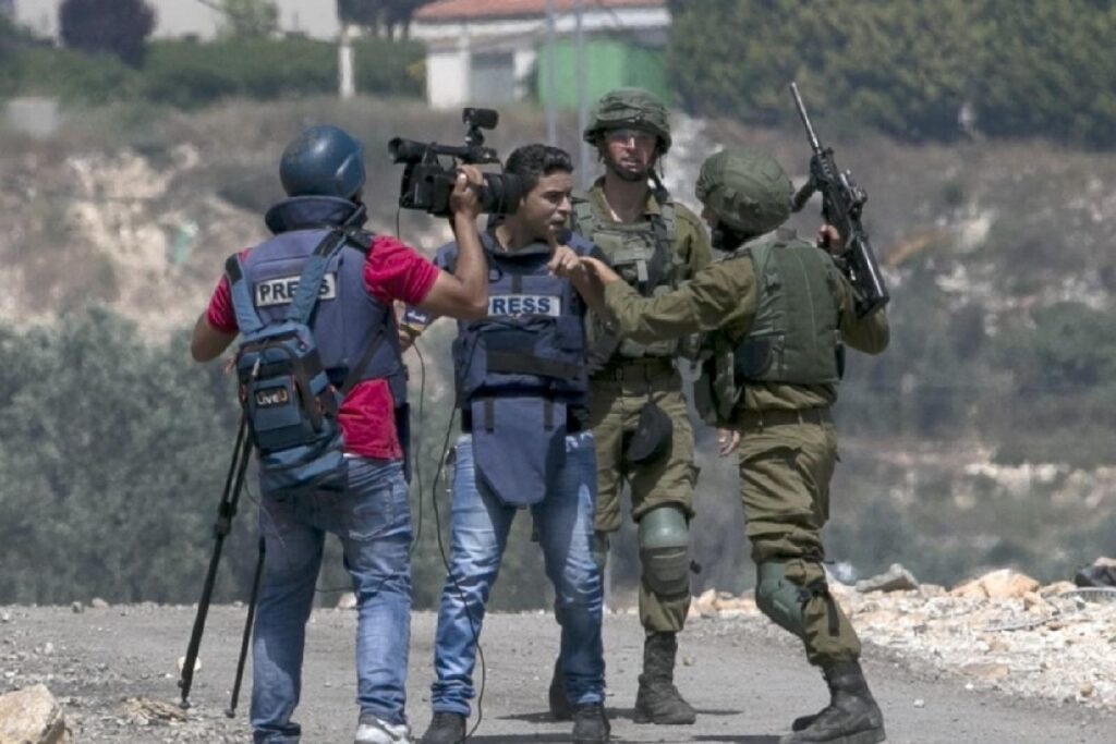 الكيان الإسرائيلي يساوم الصحفيين الفلسطينيين على ترك مهنتهم مقابل السفر