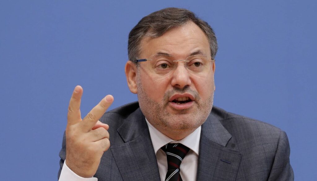 الصحفي أحمد منصور