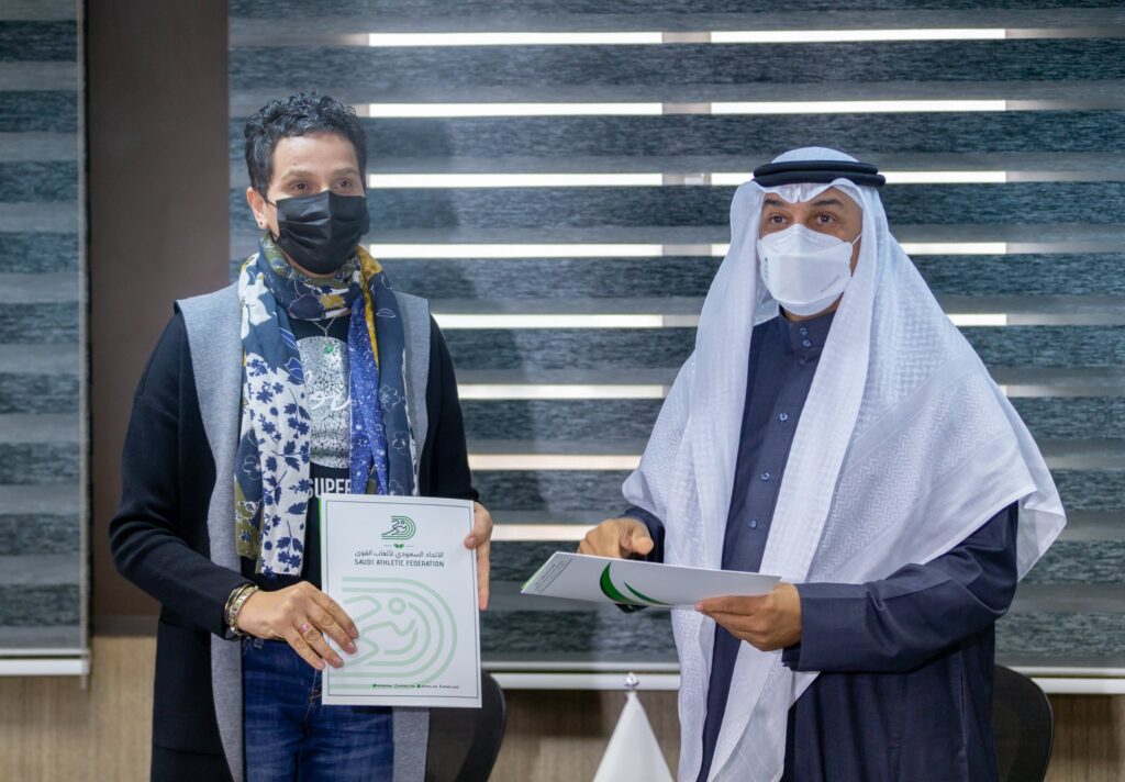 توقيع غادة شعاع عقدًا من اللجنة الأولمبية السعودية